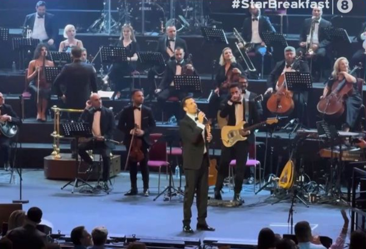 Ο Κωνσταντίνος Αργυρός στο Royal Albert Hall: Η συγκινητική αφιέρωση στη Μαρινέλλα και η αναφορά στην Αλεξάνδρα του