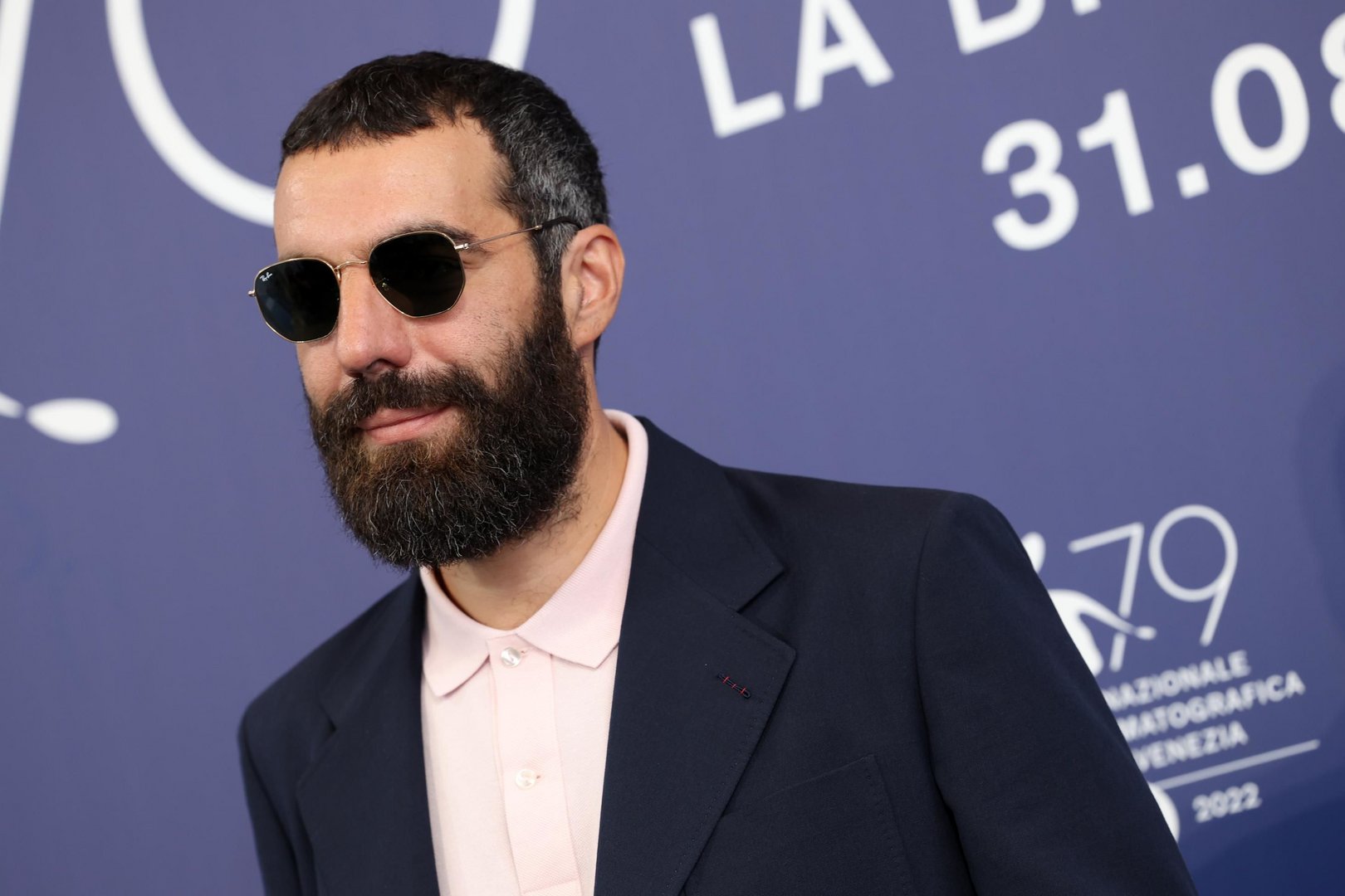 Romain Gavras: Το «τρομερό παιδί» του γαλλικού σινεμά ξεκίνησε γυρίσματα στην Ελλάδα – «Μεγάλωσα με την ελληνική μυθολογία»