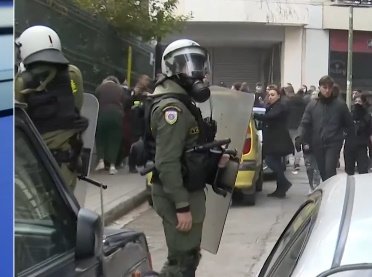 Τέμπη: Ούρλιαζε δημοσιογράφος του ΑΝΤ1 που τραυματίστηκε στα επεισόδια – «Ωχ, πέτρες!»