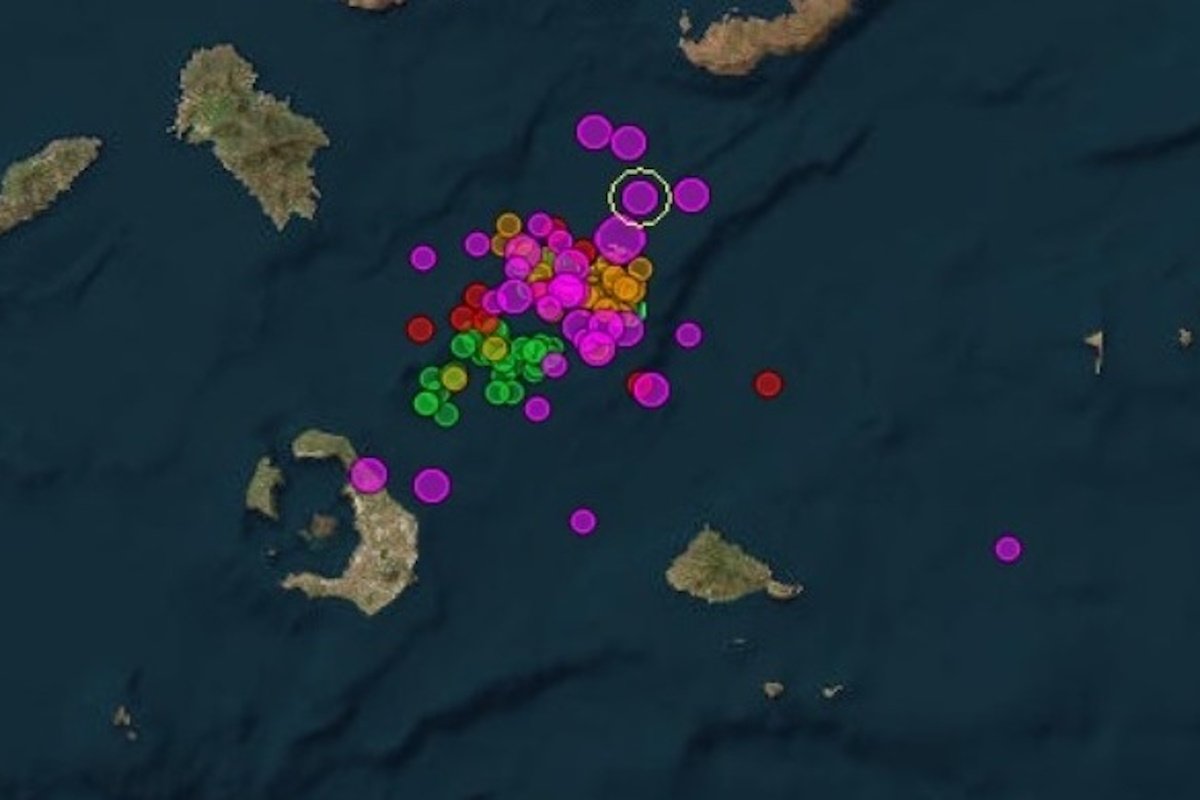 Πάνω από 200 σεισμοί σε 48 ώρες μεταξύ Σαντορίνης και Αμοργού: Έκτακτα μέτρα και κλείσιμο των σχολείων