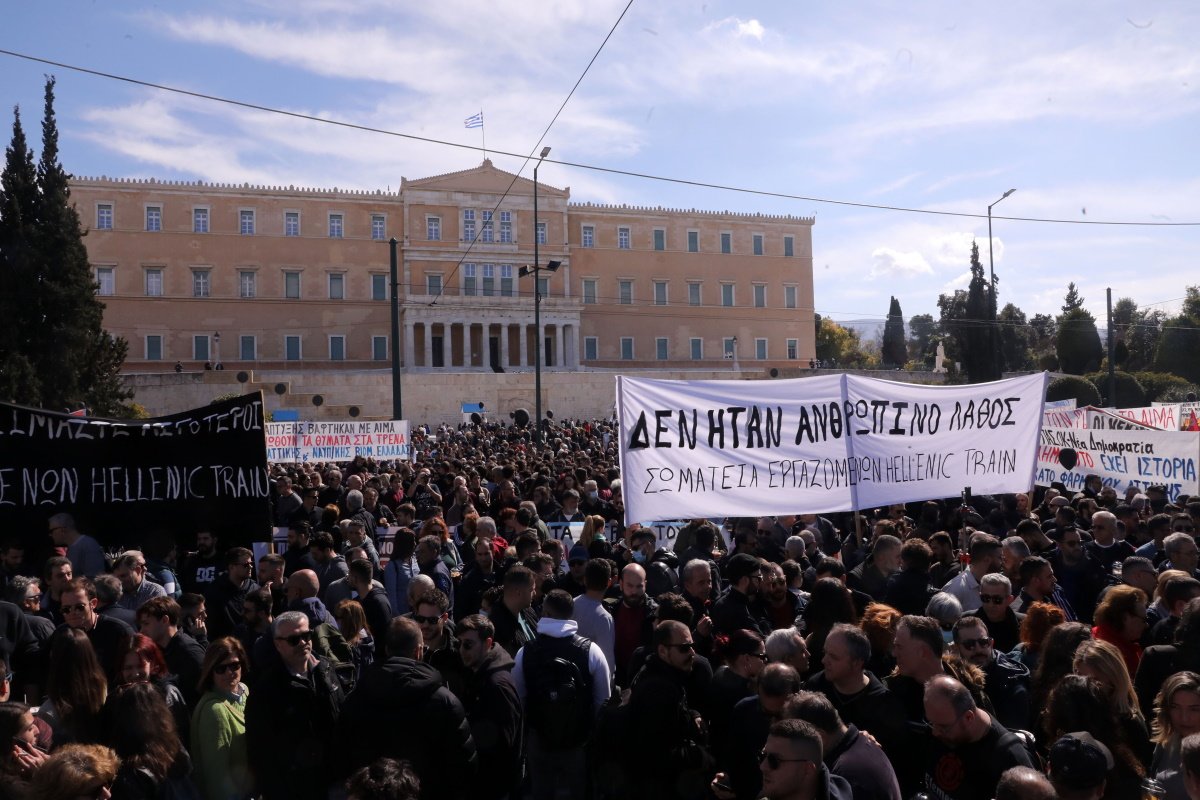 Τέμπη: Η Ελλάδα κατεβάζει ρολά για τα 57 παιδιά της – Έτσι θα φτάσετε στο Σύνταγμα – Πώς θα λειτουργήσουν τα ΜΜΜ;