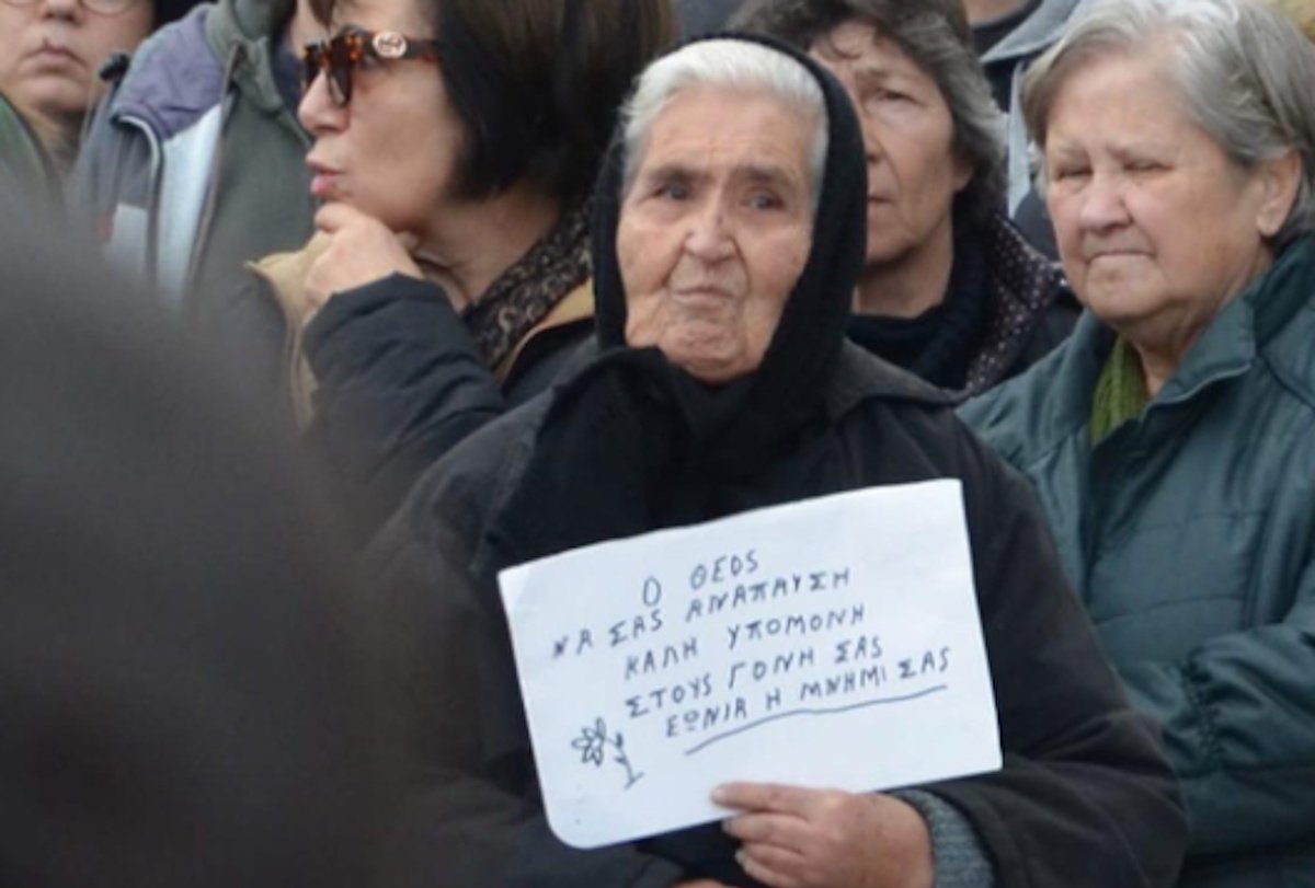 Τέμπη: Η πιο όμορφη στιγμή της ημέρας – Η γιαγιά που έκανε το διαδίκτυο να δακρύσει με λίγες λέξεις σε ένα λευκό χαρτί