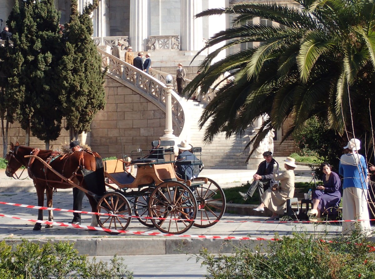 Η μεγάλη χίμαιρα: «Βουτιά» στο παρελθόν – Οι φωτογραφίες από τα γυρίσματα της σειράς στο κέντρο της Αθήνας