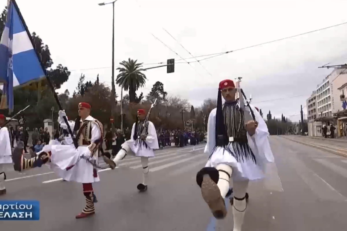 Παρέλαση 25ης Μαρτίου: Η στιγμή της διέλευσης της Προεδρικής Φρουράς