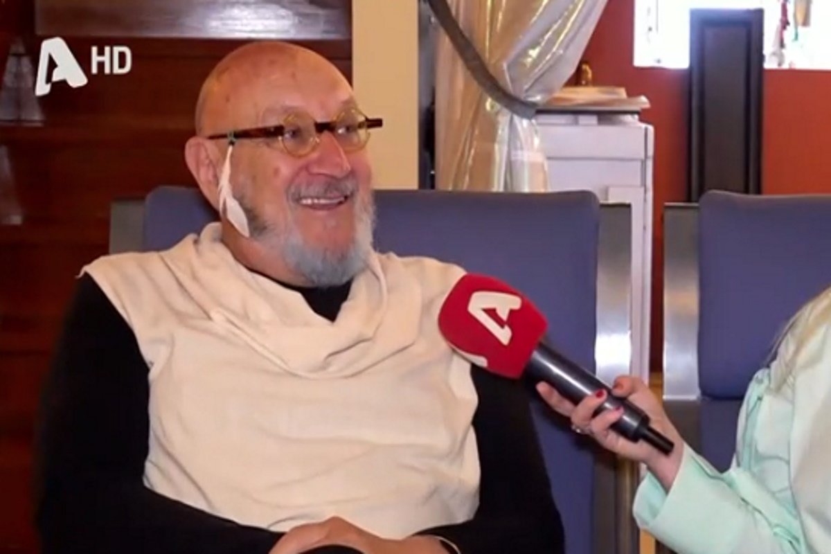 Δημήτρης Αρβανίτης: «Στην τάξη, όλες ήθελαν να παίξουν ερωτική σκηνή με τον Βασίλη Μπισμπίκη»