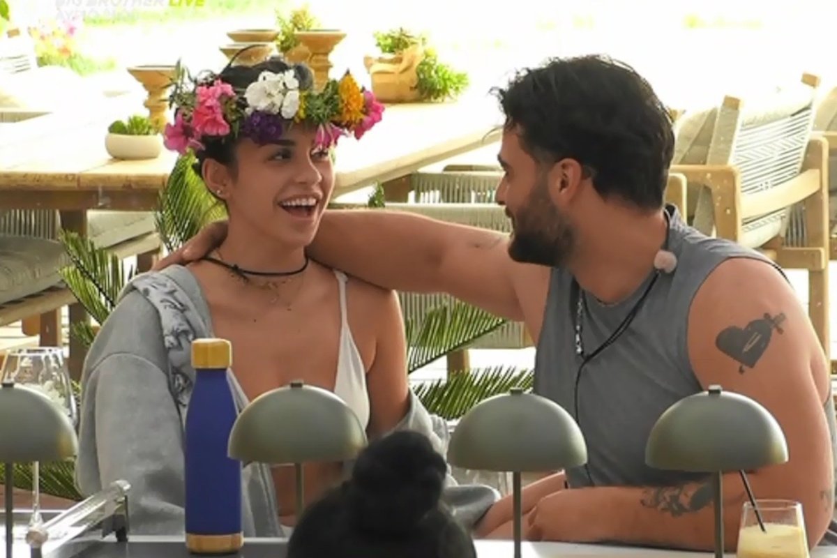 Big Brother: Ο Μπάμπης έκανε δώρο στεφάνι στη Μαρικέλλυ και στο Χ έγινε… χαμός – «Ρε τον γύπα! Έχουμε έρωτες πριν καν γνωριστούν»