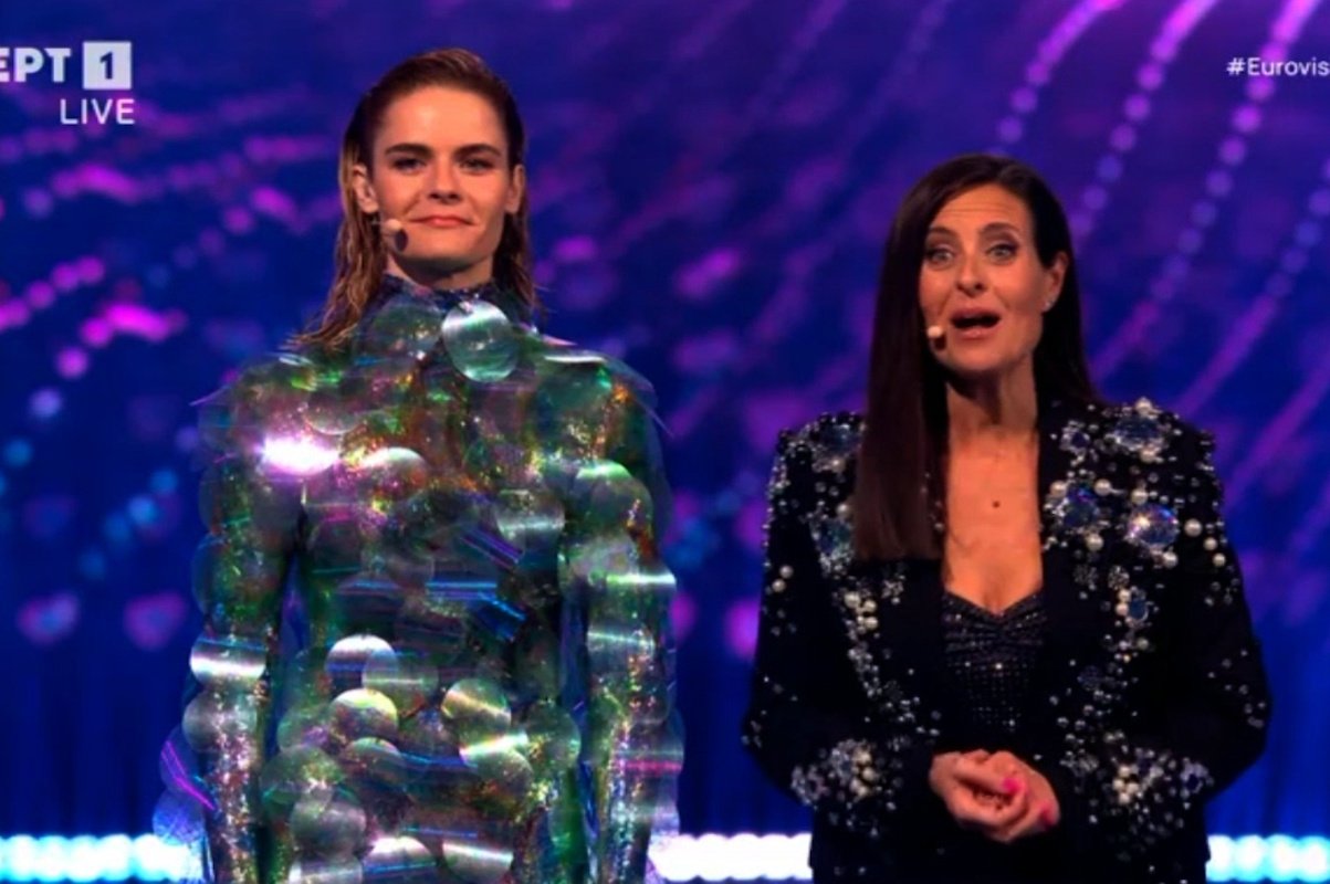 Eurovision 2025: Το φόρεμα της παρουσιάστριας έγινε viral στο Χ – «Τέτοιο κρεμούσε ο παππούς μου για να τρομάζει τα πουλιά»