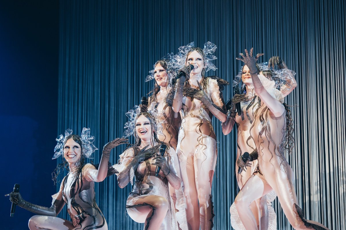 Eurovision 2025 -Χ: «Από ποια αίρεση είναι τα κορίτσια;» – «Κάτι τέτοια μας έφαγαν τις κότες στο χωριό»