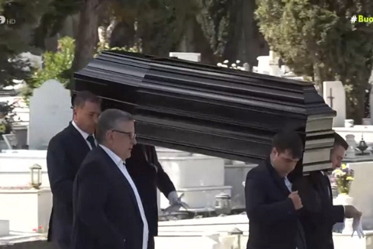 Νίκος Γαλανός: Το τελευταίο αντίο στον τεράστιο ηθοποιό – Οι πρώτες εικόνες