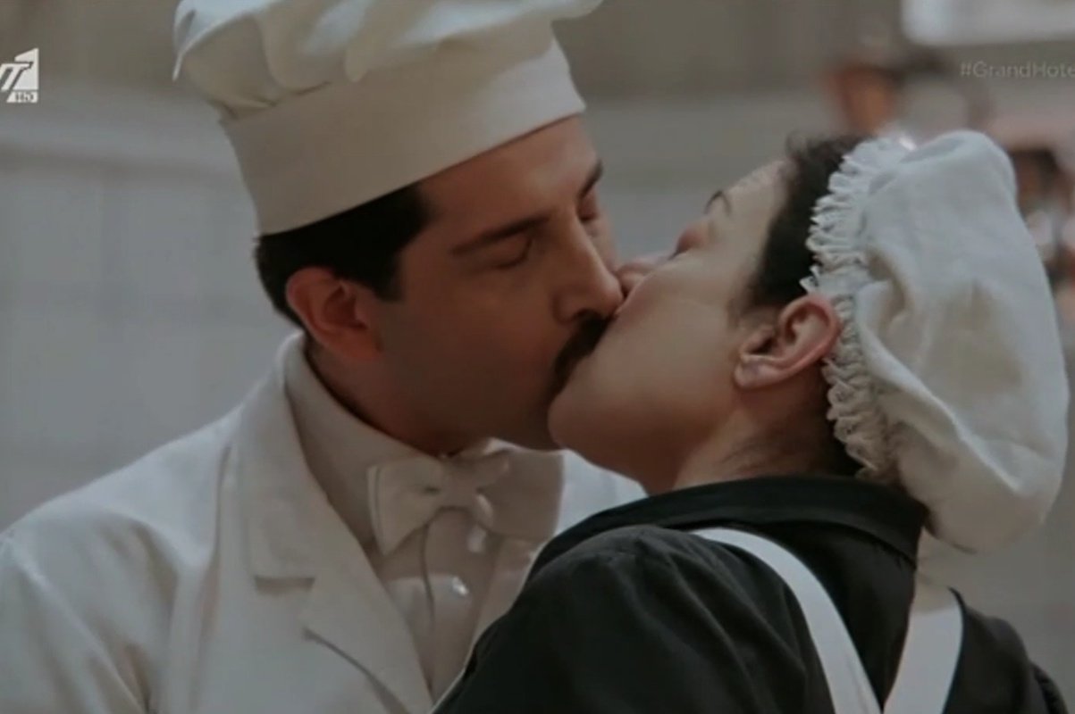 Grand Hotel: Βλαδίμηρος και Σουμέλα φιλήθηκαν πάνω από την κατσαρόλα… και το Χ παραληρεί! «Επιτέλους! Το πιο γλυκό σιπ του ξενοδοχείου»