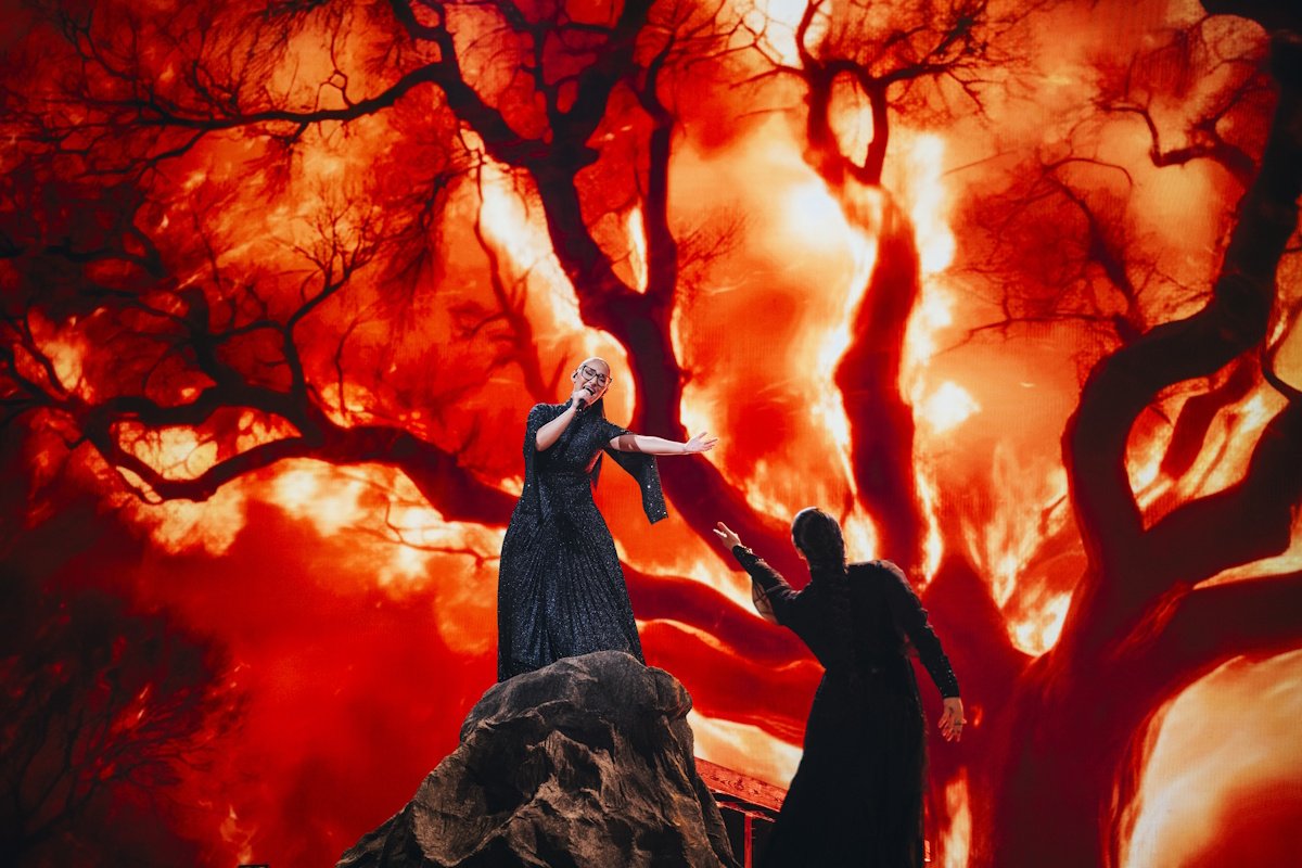 Eurovision 2025: Η στιγμή που η Klavdia και ο Φωκάς Ευαγγελινός προσεύχονται, περιμένοντας να ακουστεί ότι η Ελλάδα περνάει στον τελικό