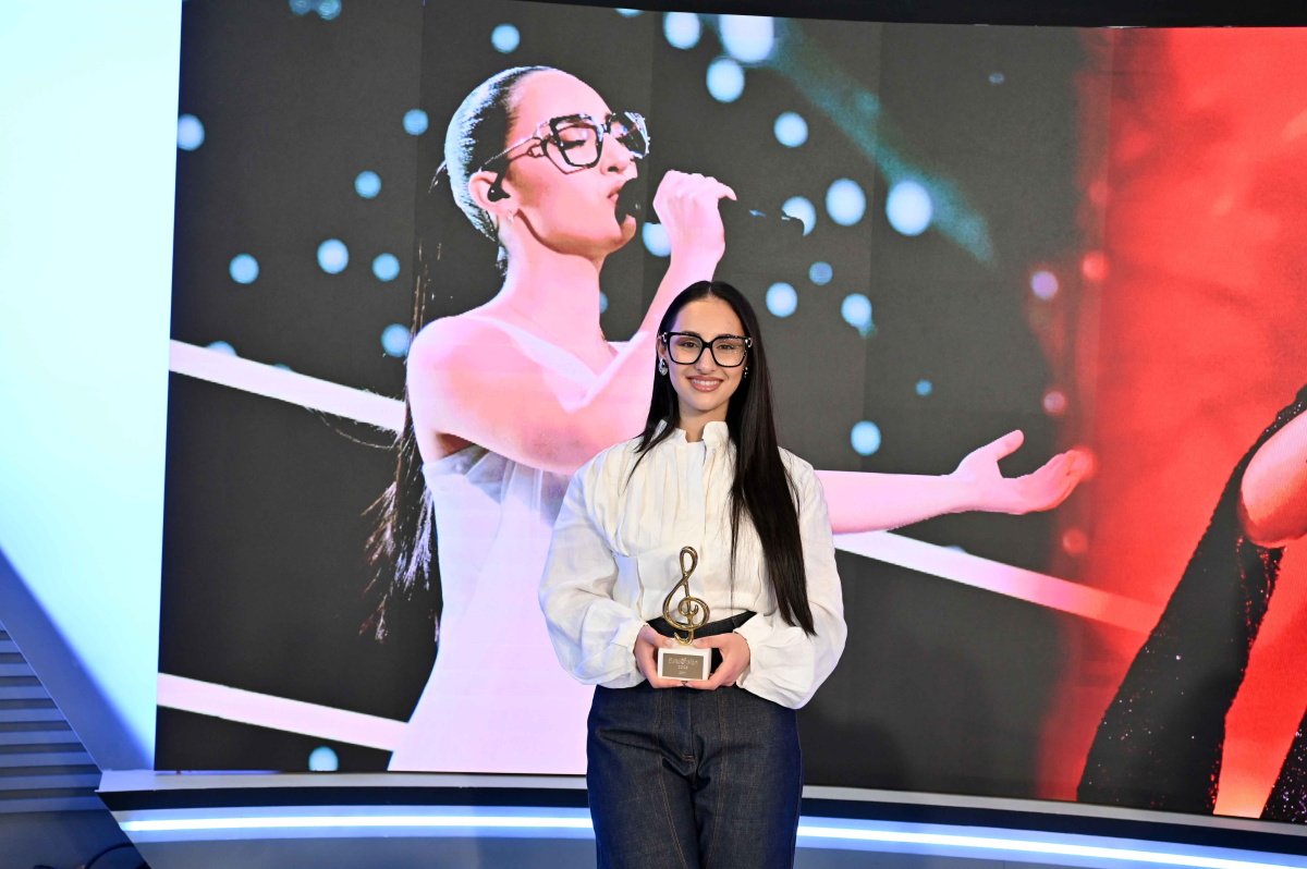 Eurovision 2025: Βραβεύτηκε η Klavdia για την 6η θέση στον μουσικό διαγωνισμό