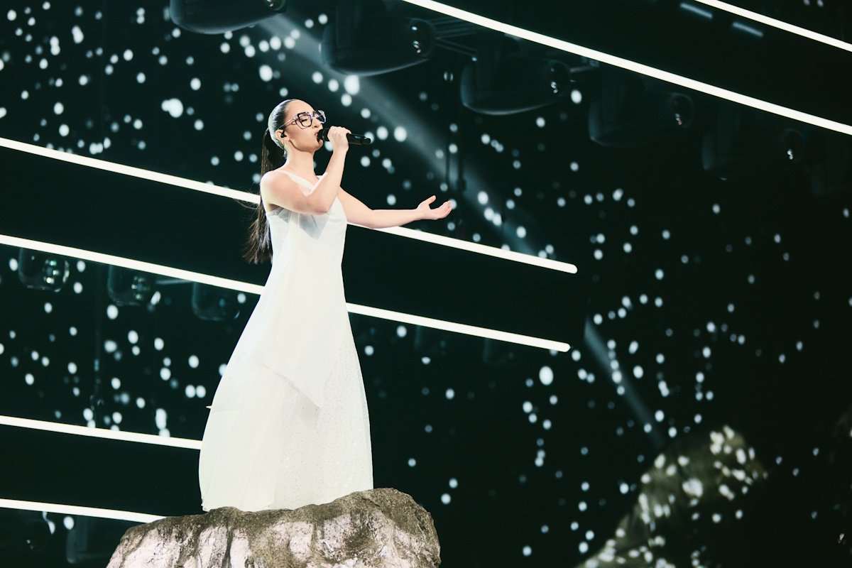 Eurovision 2025: Το μυστικό πίσω από το λευκό φόρεμα της Klavdia – Πώς στήθηκε η πιο μαγική στιγμή της εμφάνισής της