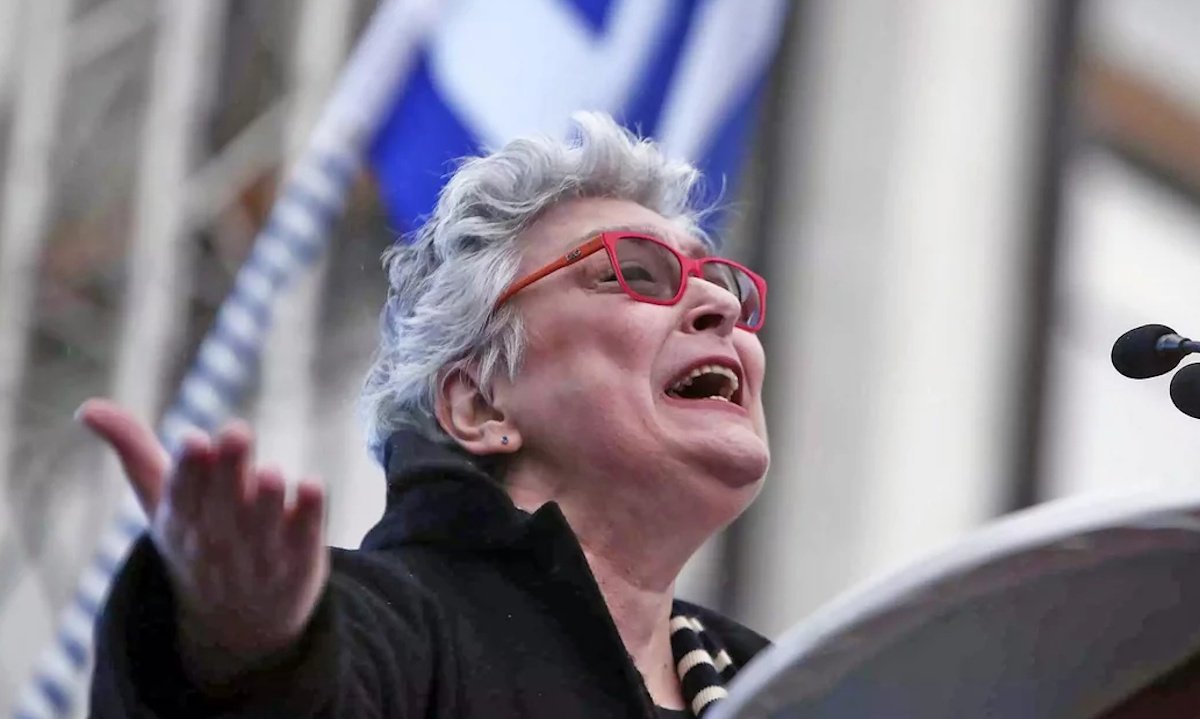 Αφροδίτη Μάνου: «Πριν λίγο στη λαϊκή είδα για πρώτη φορά στη ζωή μου αληθινή γυναίκα με μπούρκα, το σοκ είναι τεράστιο»