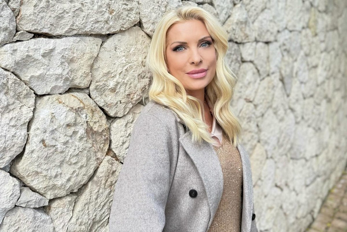 Ελένη Μενεγάκη: «Τελικά χωράω παντού!» – Ποζάρει στο πορτμπαγκάζ και… το απολαμβάνει!