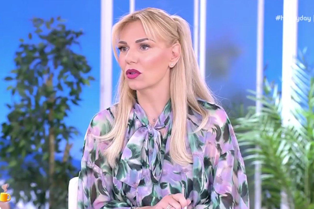 Τίνα Μεσσαροπούλου: «Να πω καλή επιτυχία στο παιδάκι μου που δίνει σήμερα, αλλά εγω είμαι εδώ;»