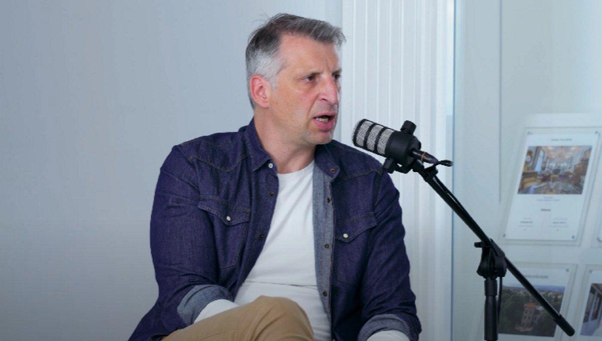 Θοδωρής Παπαλουκάς: «Με την πατρότητα διαφοροποιείται ο χρόνος που έχει το ζευγάρι – Προσπαθούμε να μην αφήνουμε πίσω τη σχέση μας»