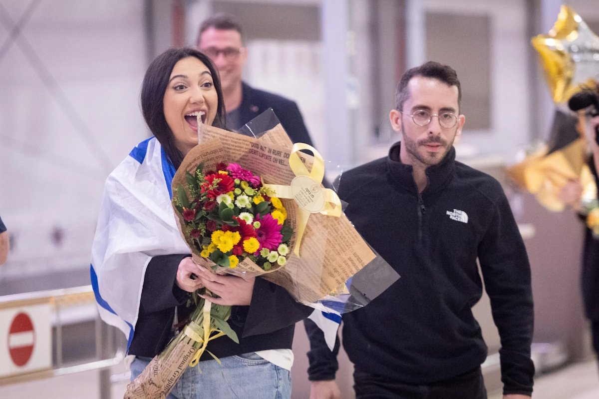Eurovision 2025: Με τιμές νικήτριας υποδέχτηκαν την ισραηλινή τραγουδίστρια στο αεροδρόμιο του Τελ Αβίβ