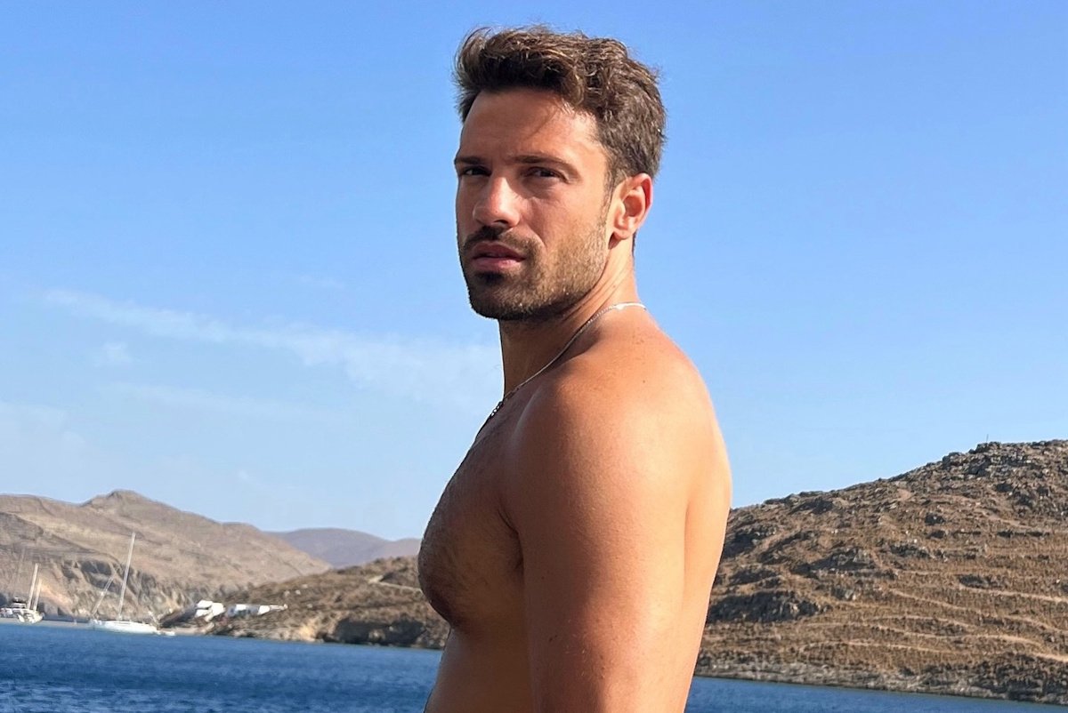 Κωνσταντίνος Αργυρός: Κολυμπά σε κρυστάλλινα νερά με φόντο το νέο του τραγούδι – Η απόλυτη εικόνα καλοκαιρινής ηρεμίας