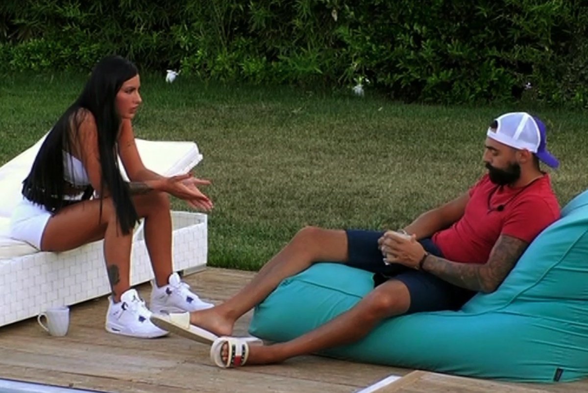 Big Brother – Χ: : «Με το ξύδι θα έσπαγε ο πάγος βρε ψεύτρα; Ρε χαζέ, σε δουλεύει η τύπισσα, τι κάθεσαι και την ακούς;»