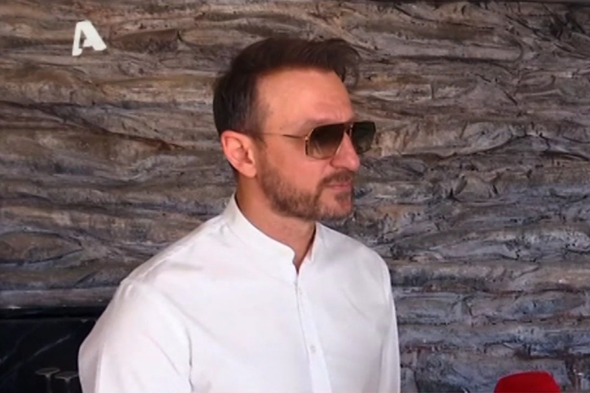 Κώστας Καραφώτης: «Έκανα follow τη σύζυγό μου αφού παντρευτήκαμε»