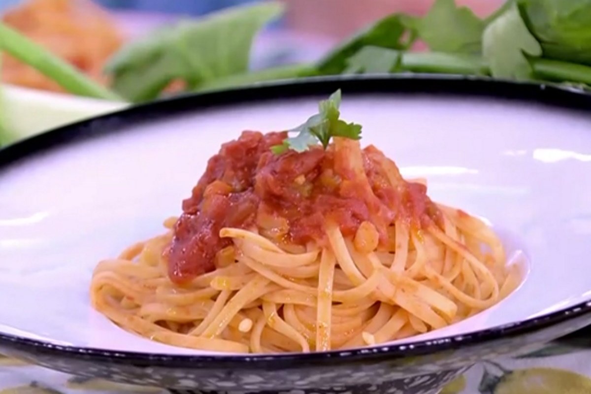 Linguine με ιταλική σάλτσα ντομάτας και Linguine πουτανέσκα!