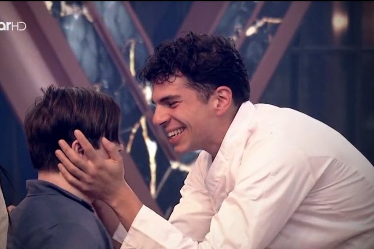 MasterChef: «Λύγισε» το Χ με την αγκαλιά του Νέστορα στον αδερφό του – «Η πιο γλυκιά εικόνα του φετινού παιχνιδιού»