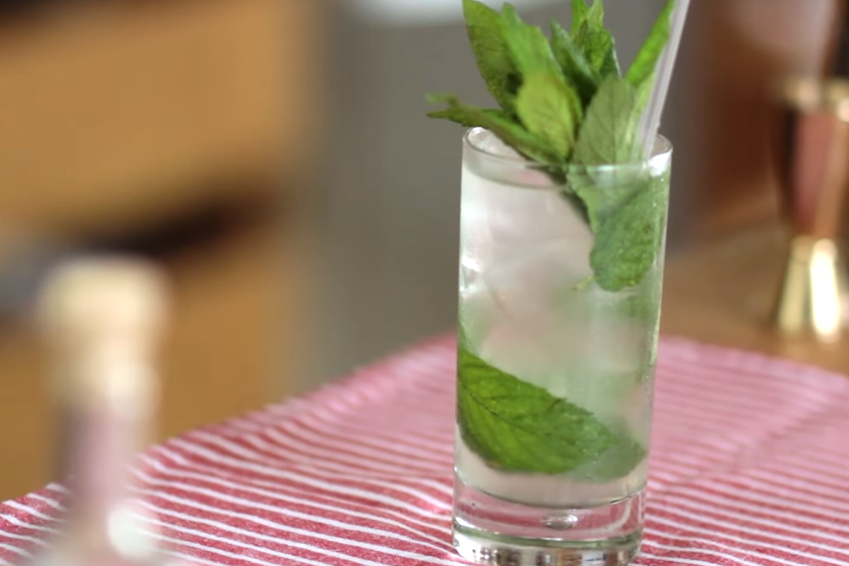 Το απόλυτο Mojito του Άκη Πετρετζίκη – Θα το φτιάχνεις όλο το καλοκαίρι!