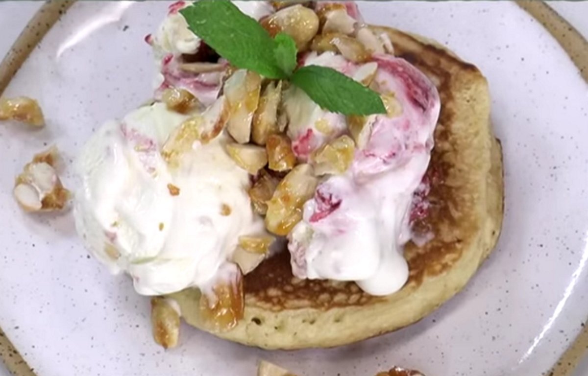 Πειρασμός σε κάθε μπουκιά! Pancakes με παγωτό και καραμελωμένα αμύγδαλα