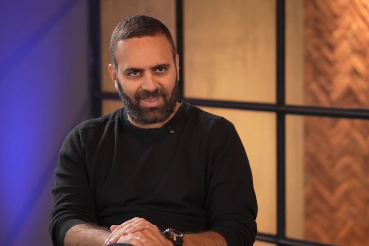 Χρήστος Χατζηϊωάννου: «Η αυθόρμητη απάντηση του παιδιού, όταν του είπαμε πως θα παντρευτούμε, ήταν “Τέλεια, τώρα θα έχω δυο μπαμπάδες”»