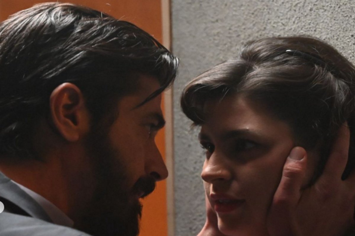 Άγιος έρωτας: Backstage από τα γυρίσματα του β’ κύκλου – Ο πάτερ Νικόλαος παρακαλά τη Χλόη για συγχώρεση
