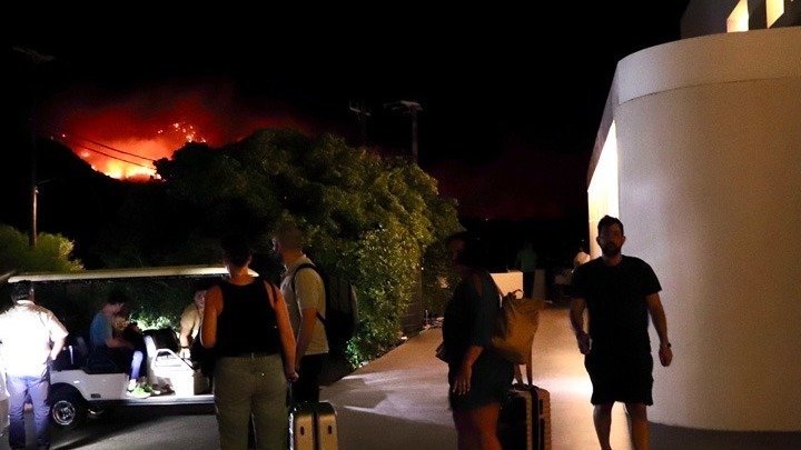 Μάχη με τις φλόγες στην Ιεράπετρα – Απομακρύνθηκαν εκατοντάδες κάτοικοι και επισκέπτες