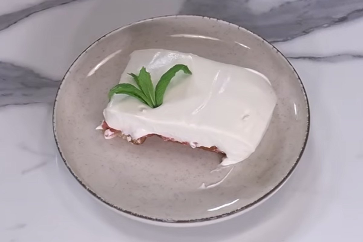 Άκης Πετρετζίκης: Healthy γλυκό ψυγείου με φράουλες – Νόστιμο, δροσερό και χωρίς ζάχαρη