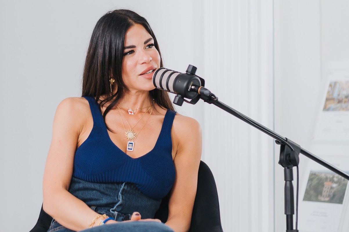 Δάφνη Καραβοκύρη: «Επέστρεψα στην Ελλάδα κάνοντας οποιαδήποτε δουλειά στο χώρο των media»