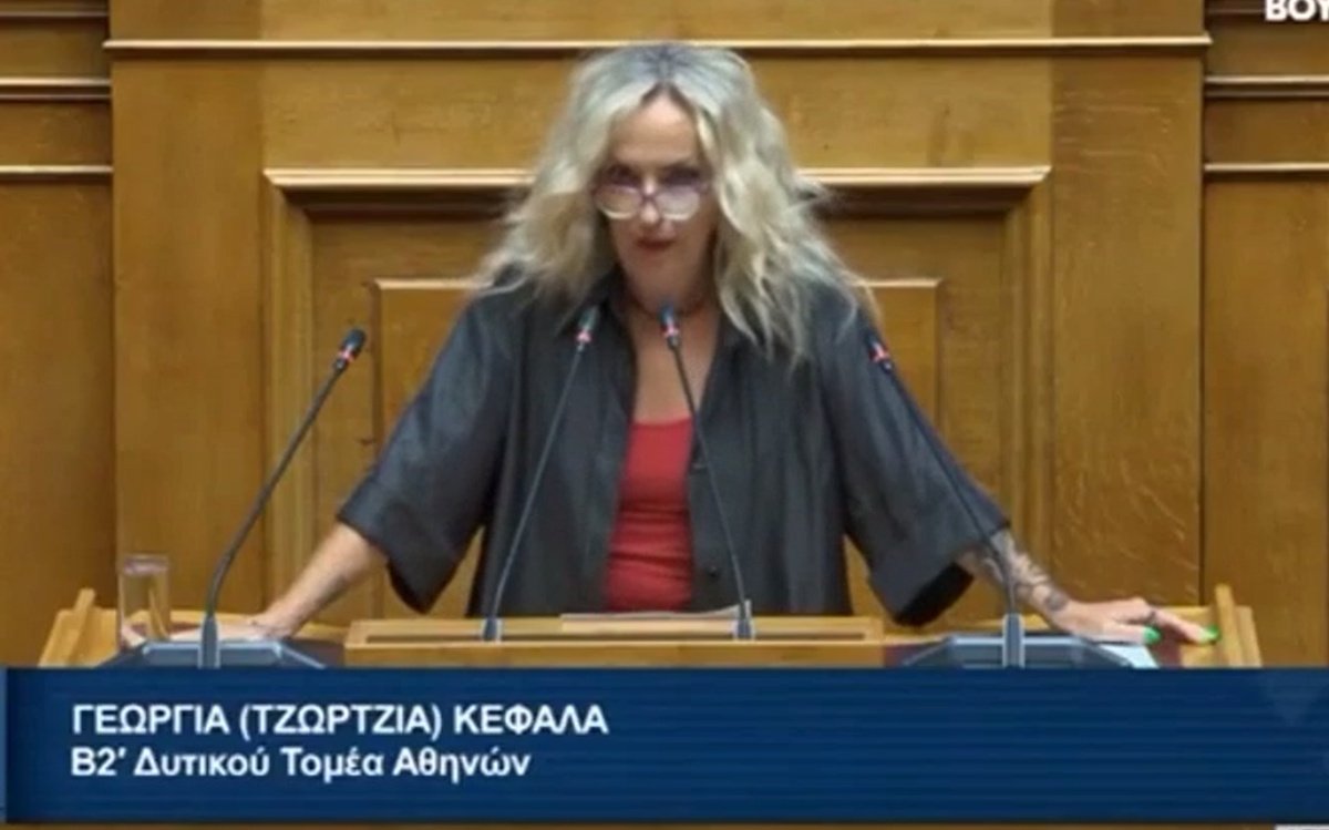 Τζώρτζια Κεφαλά: Τραγούδησε Ελένη Βιτάλη στη Βουλή και καταχειροκροτήθηκε