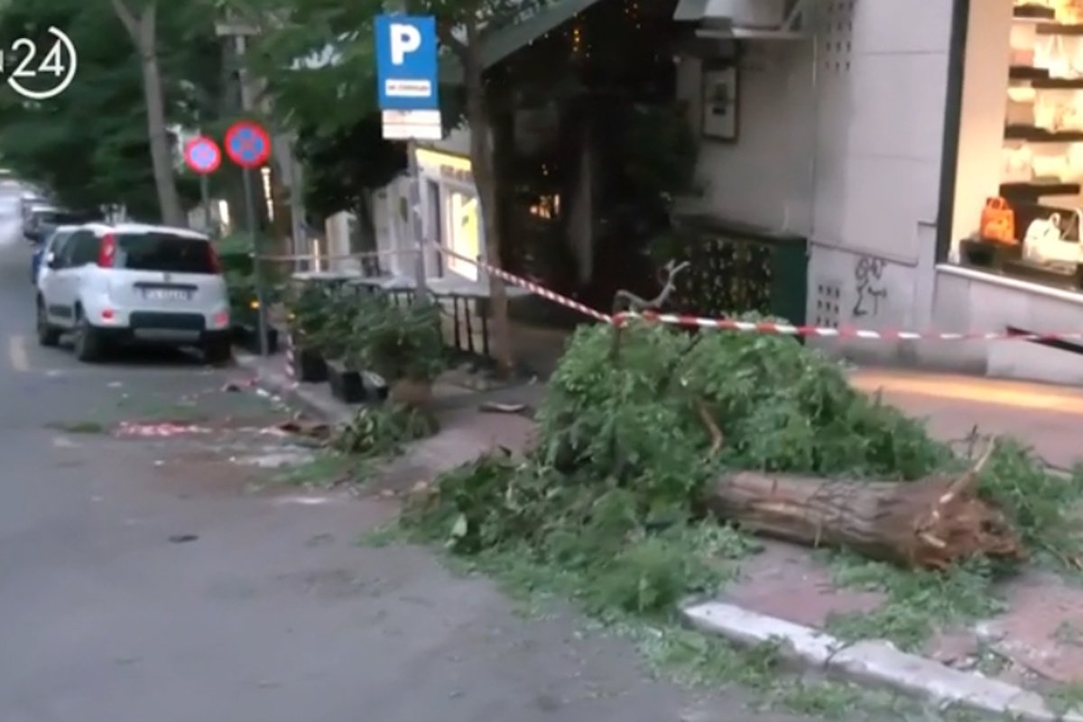 Κολωνάκι: Τζιπ κύλησε και «καρφώθηκε» σε εστιατόριο – 12 τραυματίες, συνελήφθη ο οδηγός
