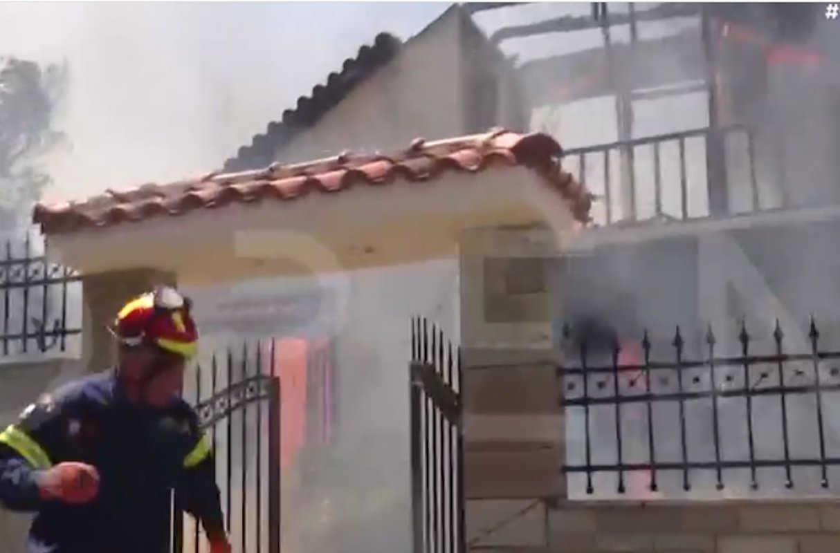 Μεγάλη φωτιά στο Κορωπί: Εκκενώνονται οικισμοί – Καίγονται σπίτια