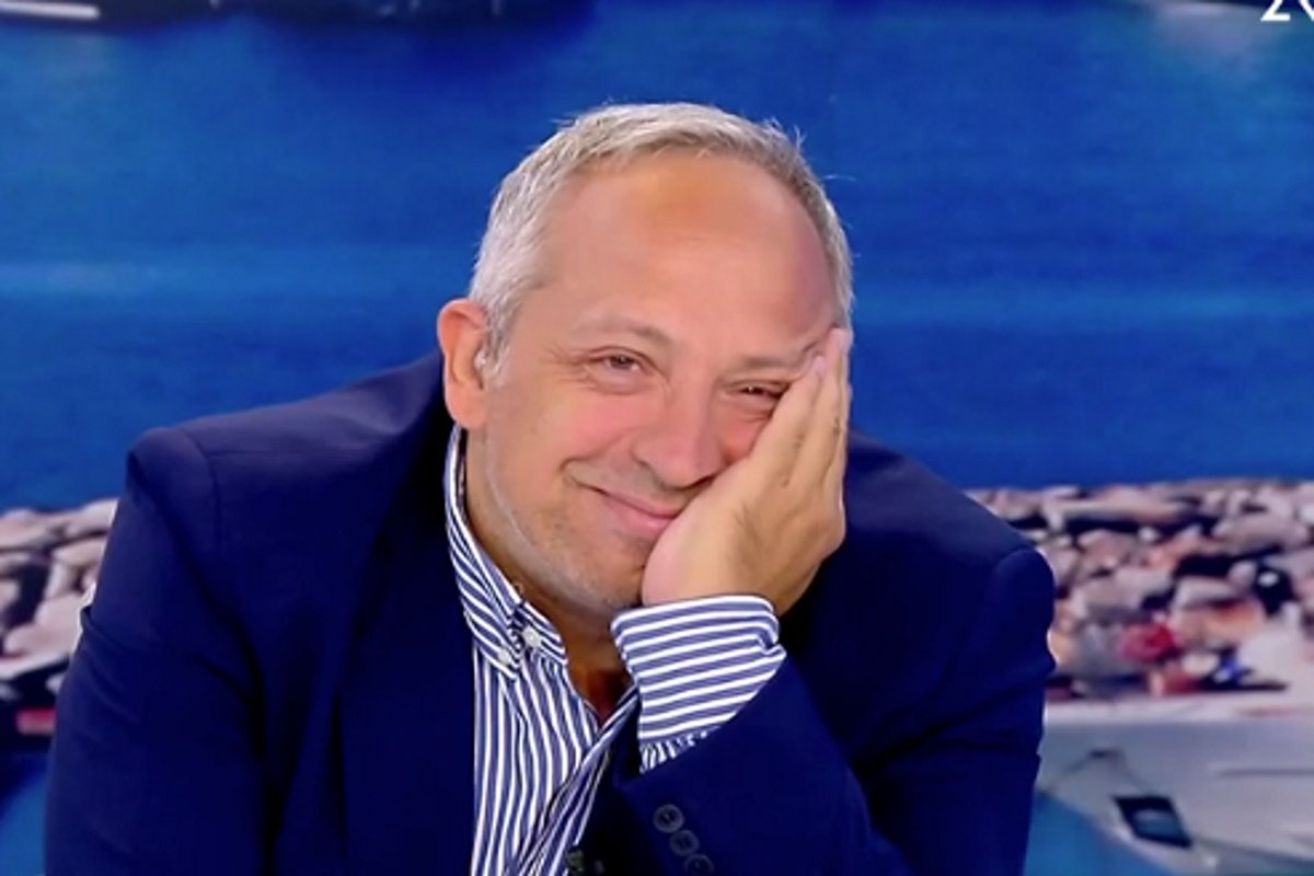 Χρήστος Κούτρας: «Πλάγιασε» στο πλατό των Αταίριαστων – «Πολύ κουρασμένος φίλε!»