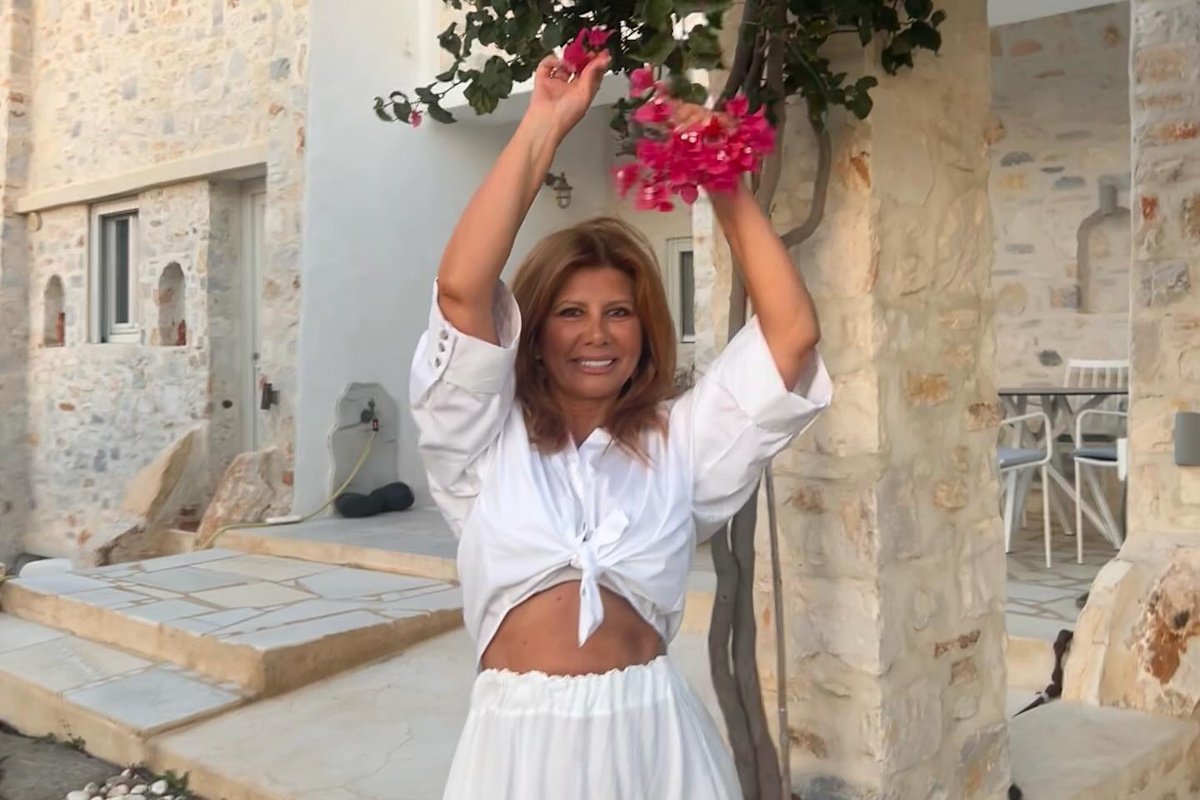 Ζήνα Κουτσελίνη: Καλοκαιρινές στιγμές στην Πάρο – Ξεχωρίζει με το στυλ και την ανεπιτήδευτη κομψότητά της!