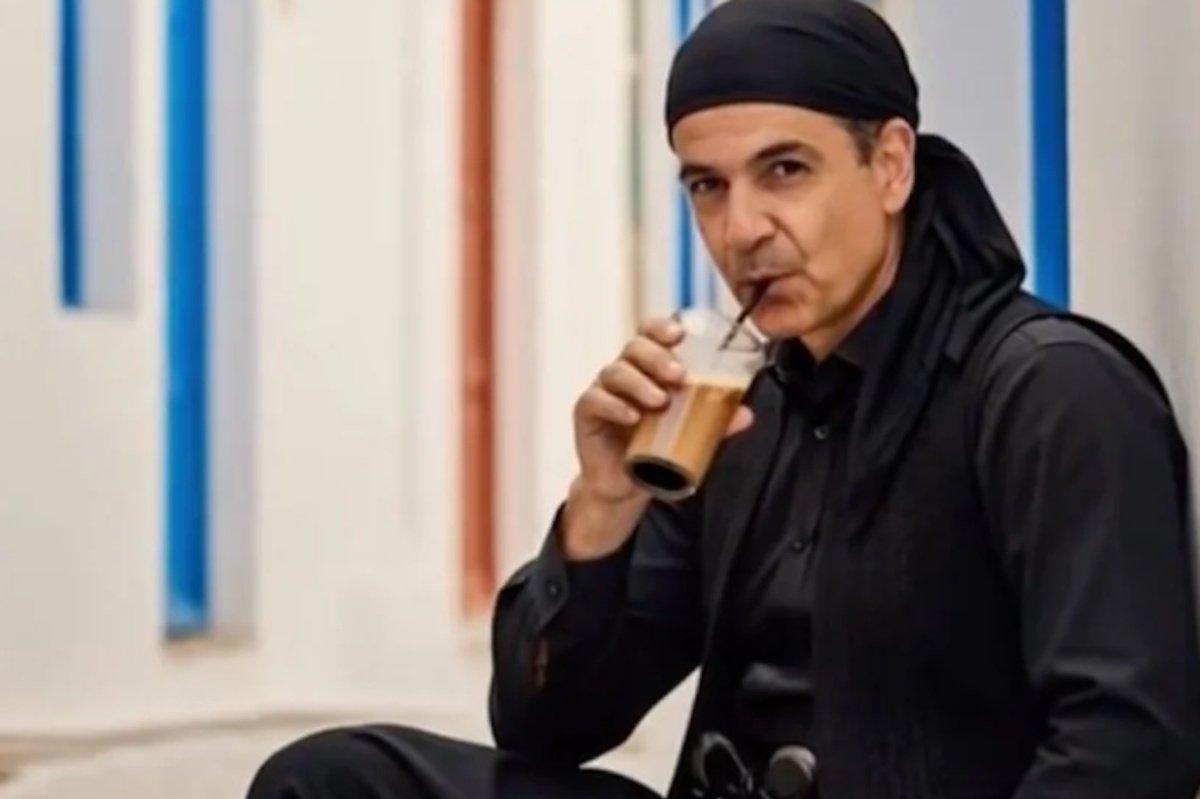 Ο Μητσοτάκης ρουφάει… φραπεδιά στην Κρήτη – Το ΑΙ στα καλύτερά του!