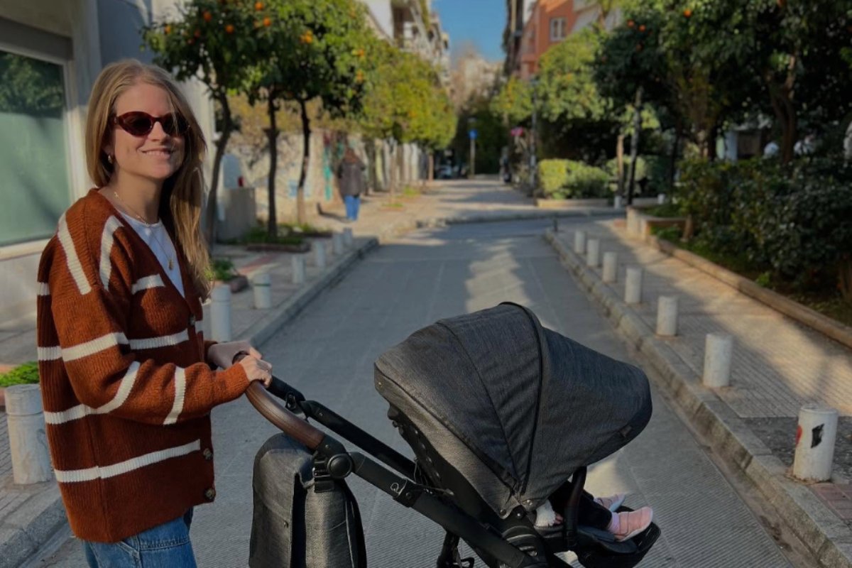 Δανάη Μιχαλάκη: Η κόρη της σε ρόλο μικρής Ινδιάνας μέσα στη σκηνή του σαλονιού – «Το πούπουλο που χορεύει»