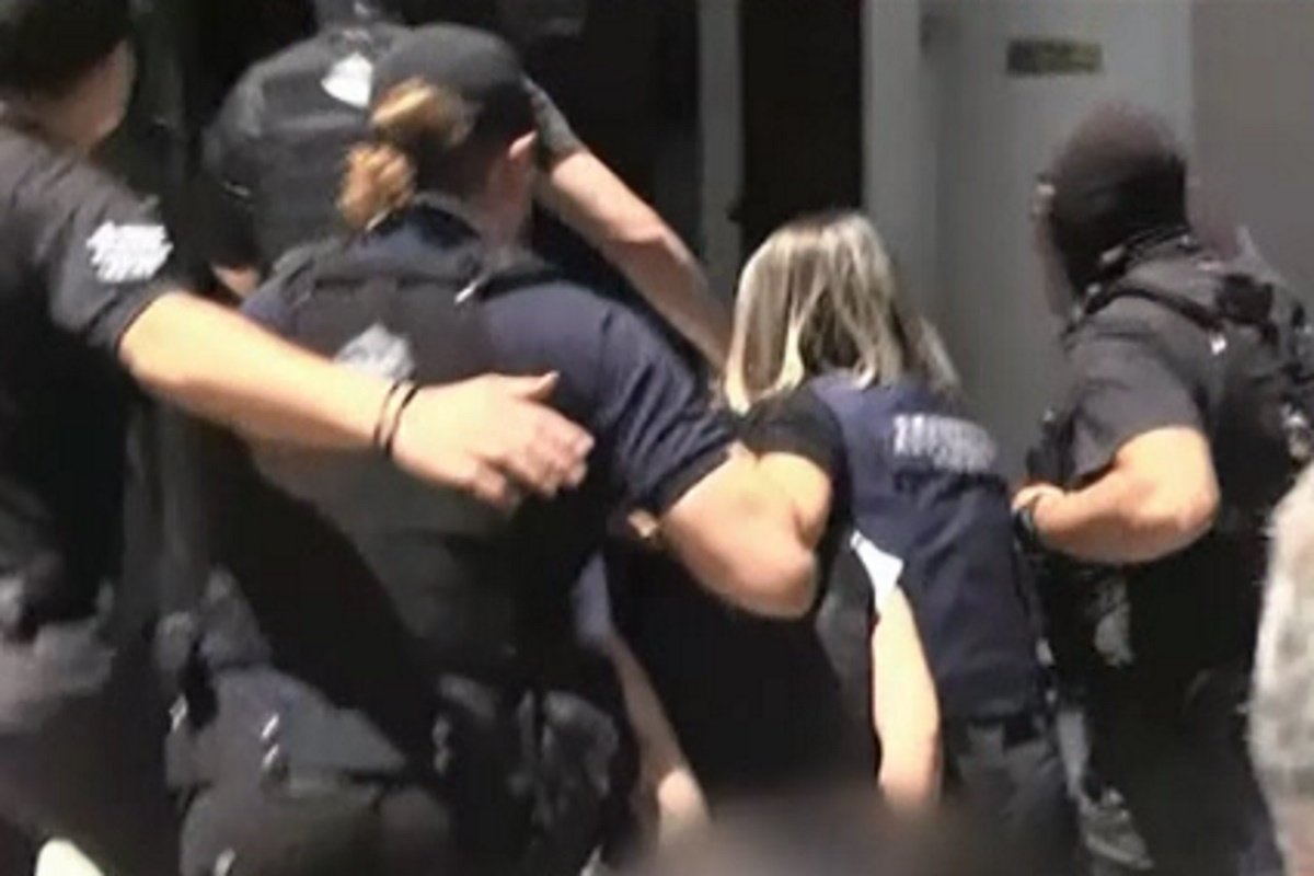 BREAKING NEWS – Ειρήνη Μουρτζούκου: Η στιγμή που φτάνει στην Πάτρα – Οργή λαού έξω από τα δικαστήρια – «Φόνισσα, π@@να!»