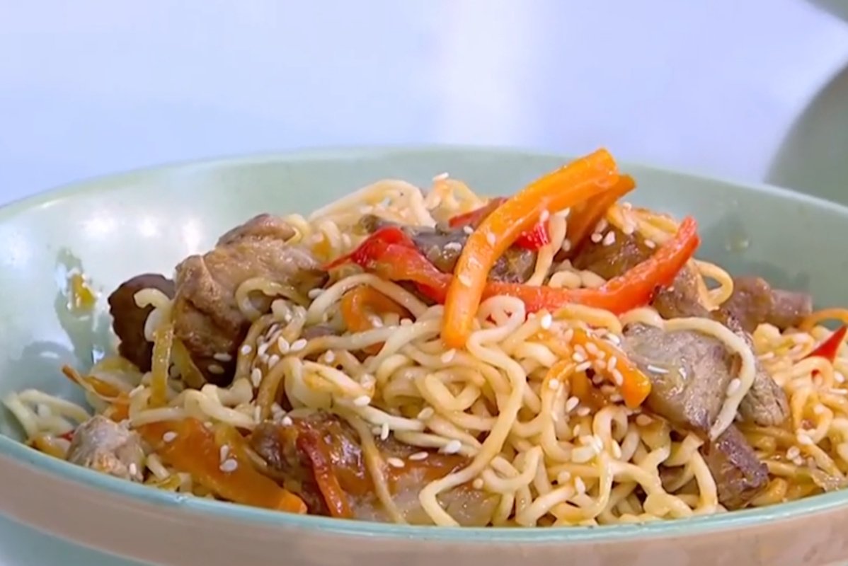 Ασιατικά noodles με χοιρινό και άρωμα… καλοκαιριού! Ιδανική πρόταση για όσους λαχταρούν κάτι ξεχωριστό!