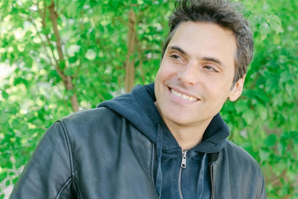 Γιώργος Παπαγεωργίου: «Ο έρωτας κάνει κύκλους, σε μια σχέση δεν είναι όλα ρόδινα, το ροζ συννεφάκι κρατάει λίγο»