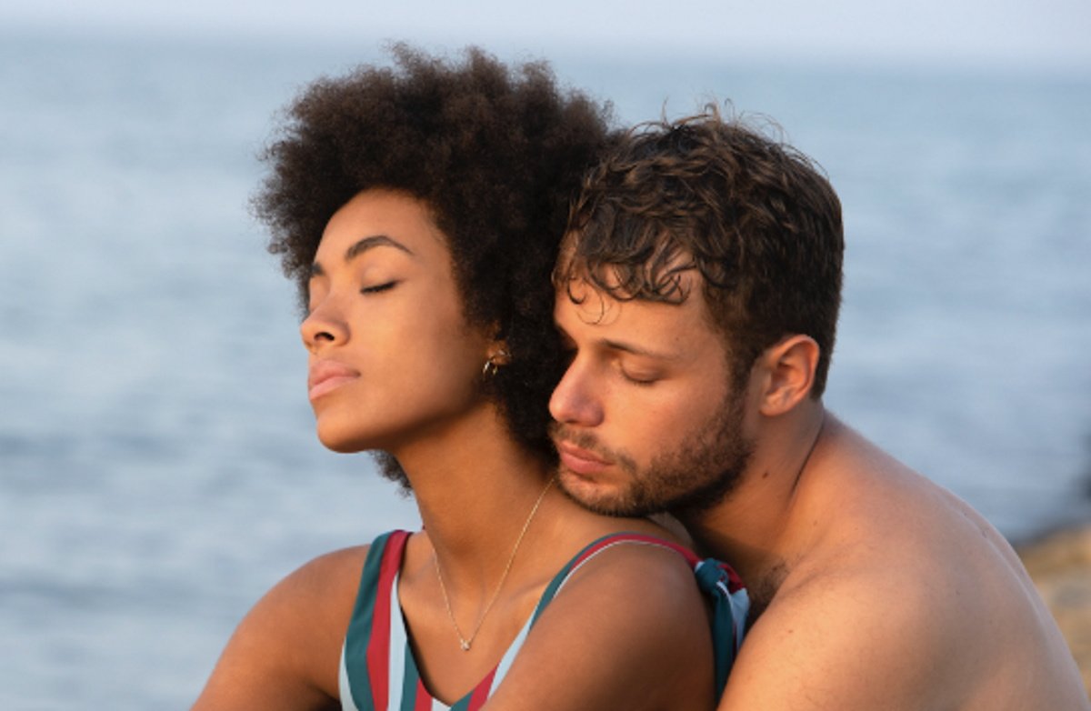 Summertime: Μια ιταλική ιστορία αγάπης που μυρίζει θάλασσα, ήλιο και… ανεκπλήρωτα καλοκαίρια