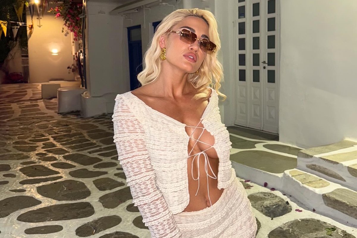 Ιωάννα Τούνη: «Me, to my haters» – Με μια βεντάλια… στέλνει το δικό της μήνυμα από τη Μύκονο