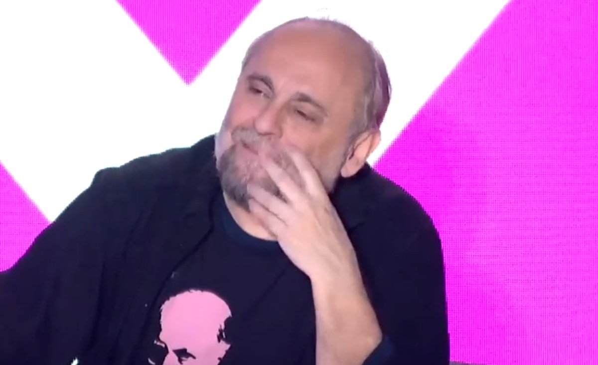 Απίστευτος Σωτήρης Χατζάκης: Απέφυγε τον σύζυγο της ερωμένης του ντυμένος…λοχίας – «Κόλλησα το μουστάκι και…»