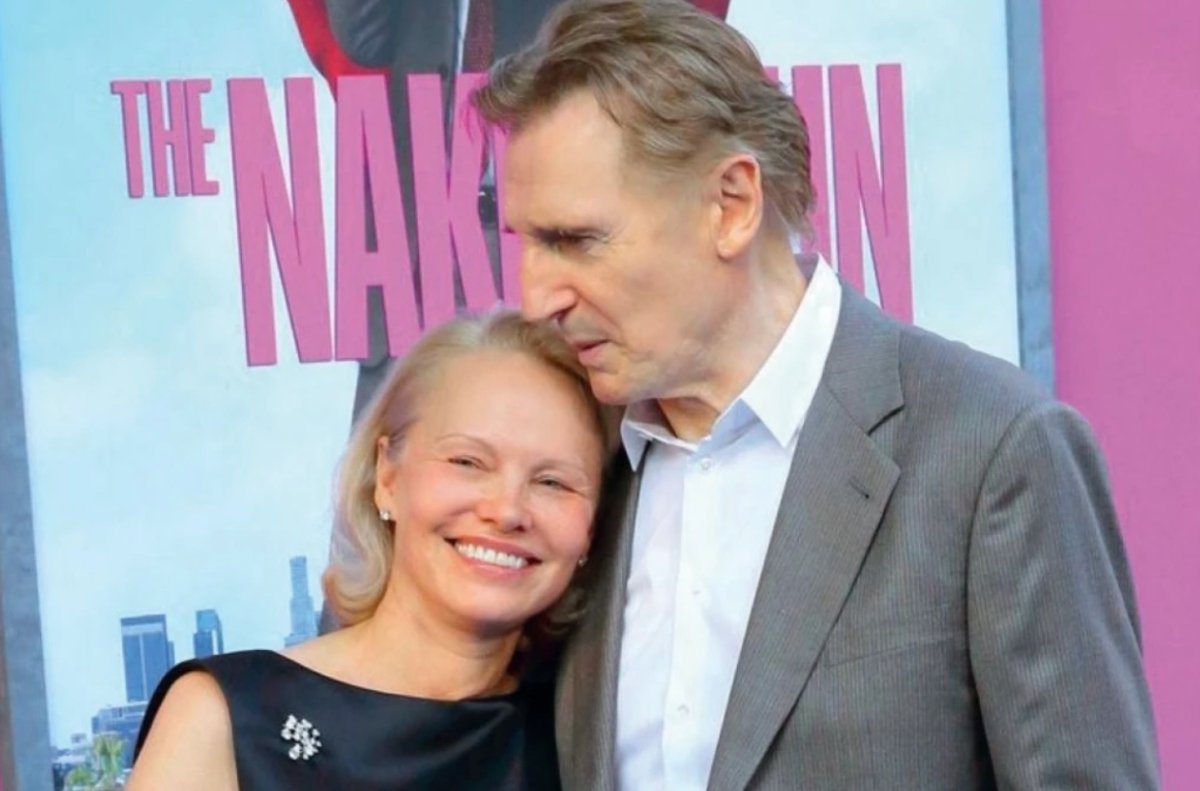Pamela Anderson: Ο νέος έρωτας με τον Liam Neeson και η εκλεπτυσμένη παρουσία της τους τελευταίους μήνες