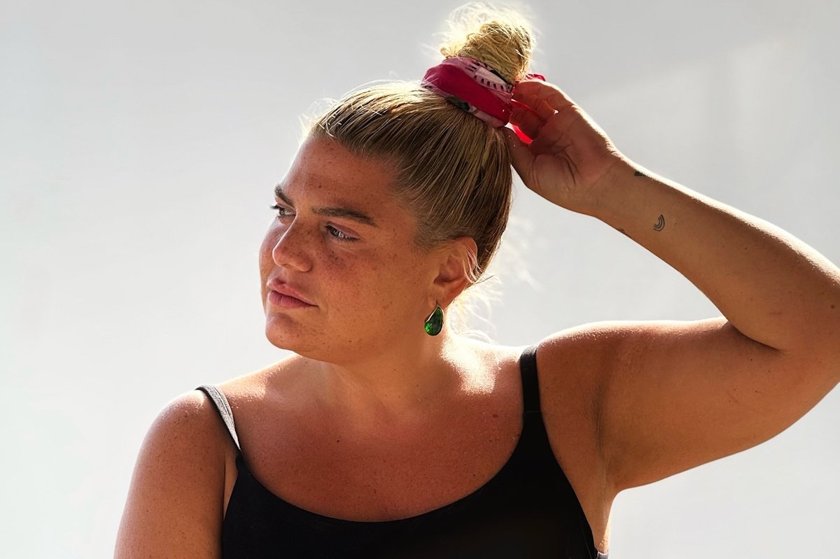 Δανάη Μπάρκα: Η χαλαρή topless πόζα στο κρεβάτι και η τρυφερή στιγμή με τη σκυλίτσα της!