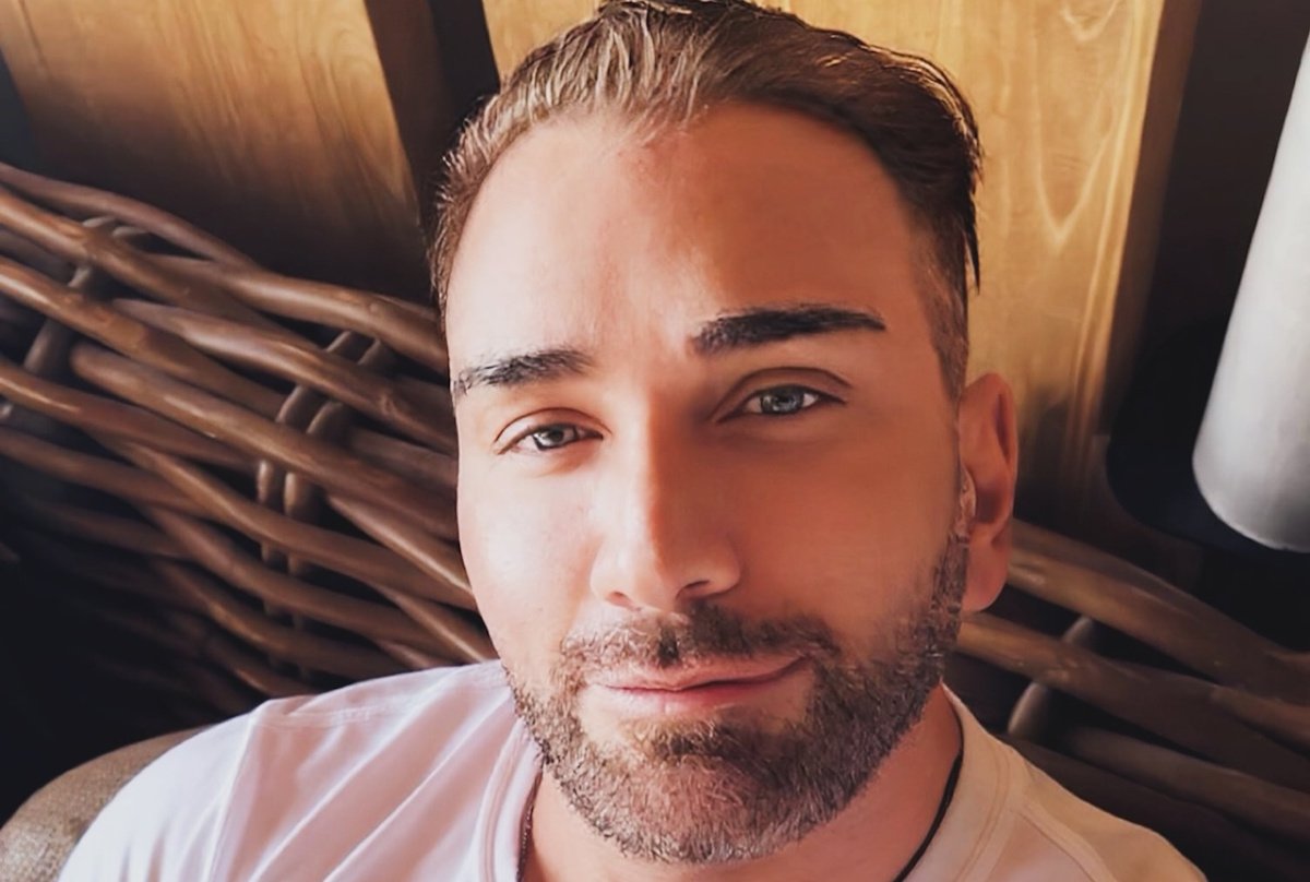 Νίκος Κοκλώνης: Η selfie από την παραλία με την Πηγή Δεβετζή που προκάλεσε χαμό – «Ο ήλιος σήμερα… πιο καμένος κι από πρώην»